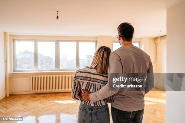 giovane coppia nella loro nuova casa - looking at camera foto e immagini stock