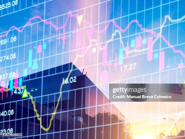 financial district and analytics - stock market and exchange imagens e fotografias de stock