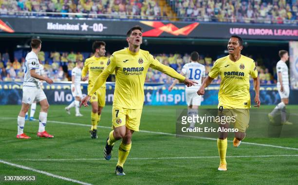 Gerard Moreno of Villarreal CF celebrates with Carlos Bacca after scoring their side's first goal during the UEFA Europa League Round of 16 Second...