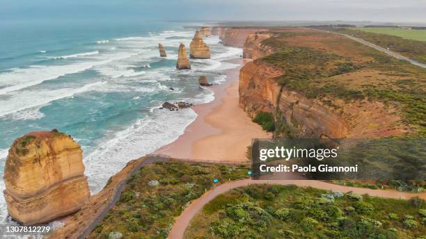 gibson steps, zwölf apostel. luftaufnahme der wunderschönen australischen küste - the twelve apostles australische kalksteinfelsen stock-fotos und bilder