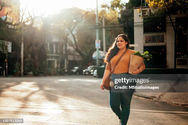 femme traversant la rue - large photos et images de collection