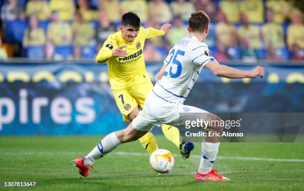 Gerard Moreno of Villarreal CF scores their side's second goal whilst under pressure from Illiya Zabarnyi of Dynamo Kyiv during the UEFA Europa...
