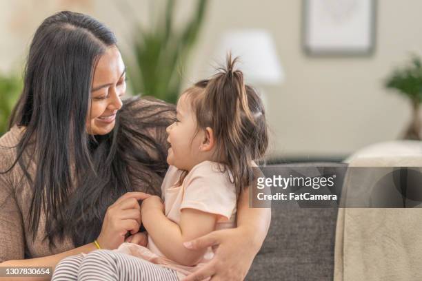 madre asiática pasa tiempo con su hija de tres años - 2 year old child fotografías e imágenes de stock