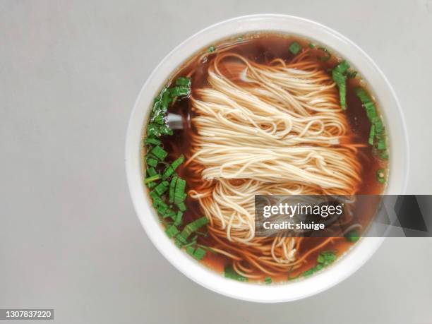 spring noodles with silver thread - aziatische-noedels stockfoto's en -beelden