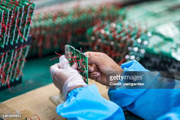 the worker is working on the assembly line - china manufacturing stock pictures, royalty-free photos & images
