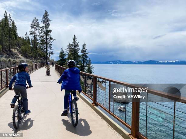 ネバダ州タホ湖周辺の美しい自転車乗り - タホ湖 ストックフォトと画像