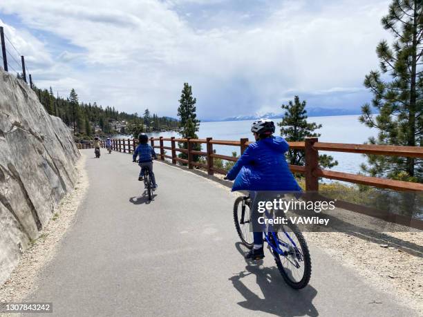 mooie fietstocht rond lake tahoe, nevada - recreational use of marijuana becomes legal in nevada stockfoto's en -beelden