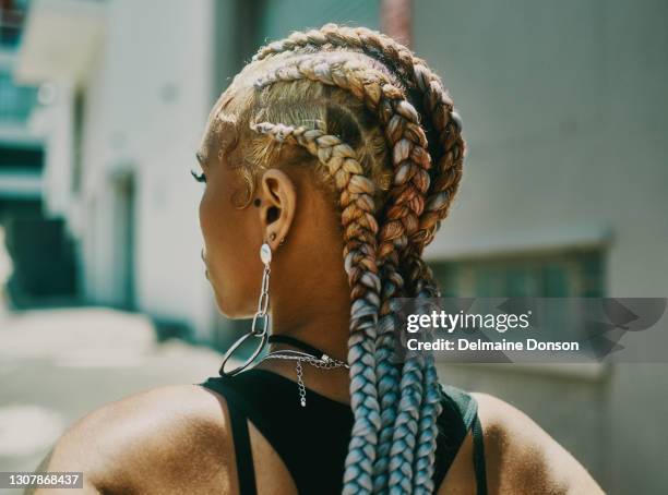 incluso mis trenzas tienen un poco de descaro - street style fotografías e imágenes de stock