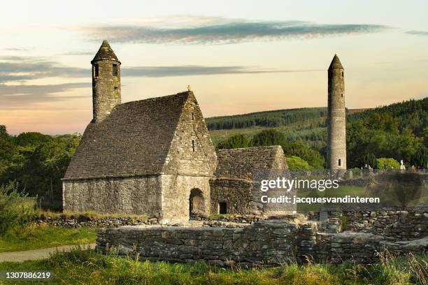 early medieval monastic settlement founded in the 6th century by st kevin, a hermit priest, in glendalough in county wicklow, ireland. the photo was taken early in the morning. - glendalough stock pictures, royalty-free photos & images
