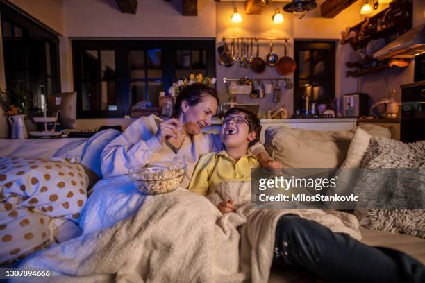 family movie night - family watching television stock pictures, royalty-free photos & images