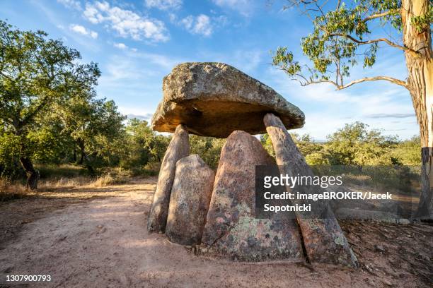 a megalithic dolmen used as tomb, barbacena, alentejo, portugal - portugal graveyard stock-fotos und bilder