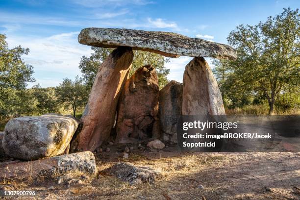 a megalithic dolmen used as tomb, barbacena, alentejo, portugal - portugal graveyard stock-fotos und bilder