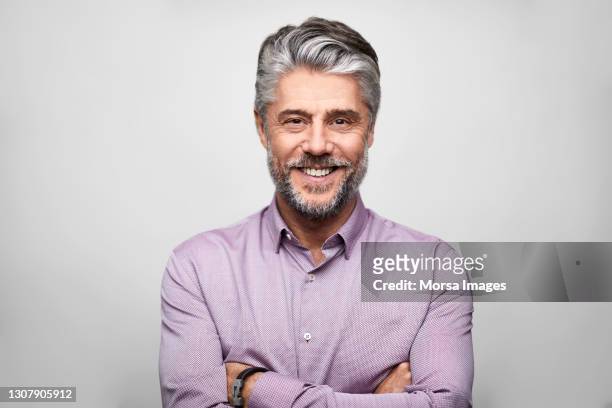 latin american male entrepreneur against gray background - portrait studio sourire corporate photos et images de collection