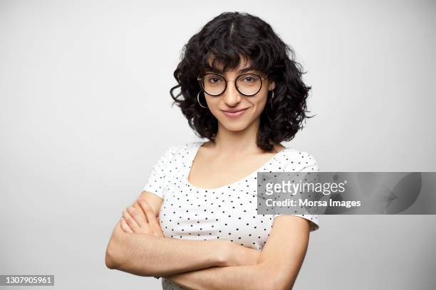 confident latin american businesswoman against gray background - brille freisteller stock-fotos und bilder