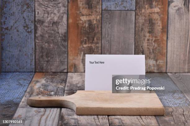empty cutting board on wooden tiled background - schneidebrett stock-fotos und bilder