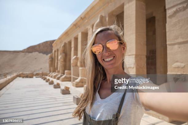 frau reist in ägypten, macht selfie mit alten tempel - ancient civilization stock-fotos und bilder