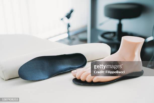 fotspår med skyltdocka fötter - podiatry koncept - ortopedisk utrustning bildbanksfoton och bilder