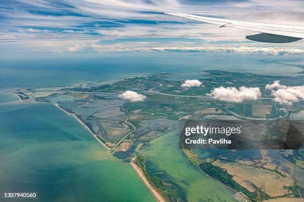 luftaufnahme der lagunen in der nähe von venedig, venetien, italien, europa - lagune stock-fotos und bilder