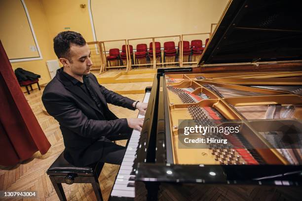 コンサートホールでピアノを弾く男性 - piano player ストックフォトと画像
