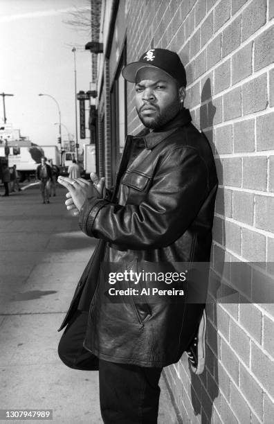 Ice Cube Rapper Chair Ice Cube Entertainer 90s Photos and Premium High Res Pictures - Getty ...