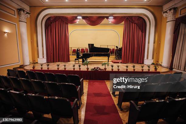 weibliches klavierspiel im konzertsaal - konzerthaus stock-fotos und bilder