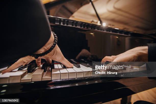 männlicher pianist spielt - konzertsaal stock-fotos und bilder
