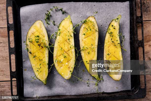 zubereitung gebackener aubergine mit olivenöl und thymian - aubergine stock-fotos und bilder