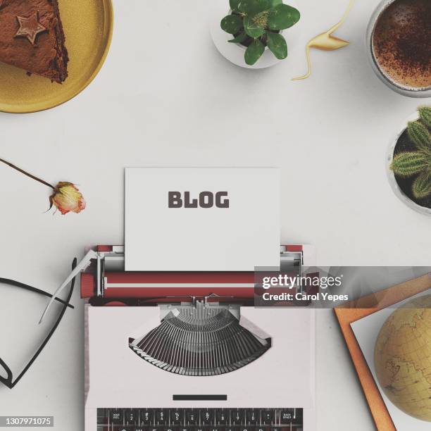 top view feminine workplace with old typewritter anddesktop items around - storyteller 個照片及圖片檔