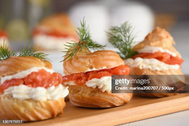 close-up of food on cutting board - salted fotografías e imágenes de stock