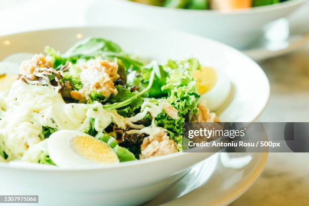 close-up of salad in bowl on table - tonijnsalade stockfoto's en -beelden