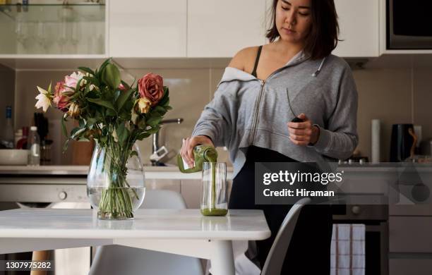 ein glas grünen saft am tag hält den arzt fern - detox stock-fotos und bilder