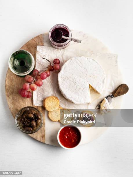 brie kaas, ambachtelijke kazen, camembert kaas, witte schimmel kaas, camembert kaas traditioneel frans, - marmalade stockfoto's en -beelden