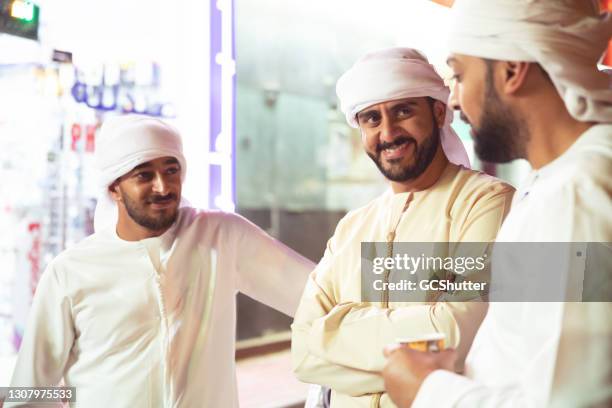 arabiska vänner pratar med varandra medan de tar en paus från lång bilresa - arab community life bildbanksfoton och bilder