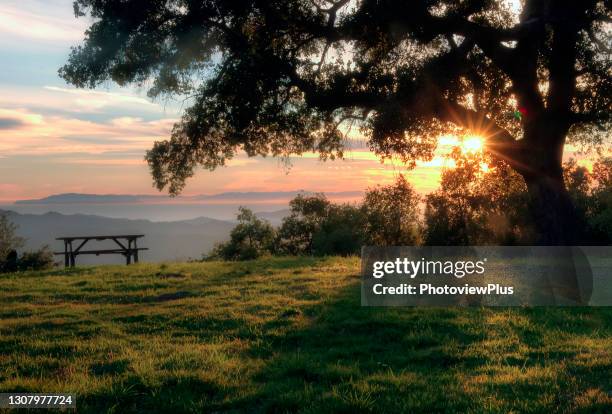 sunset over the pacific from the ojai hills, before the fires - ojai california photos et images de collection