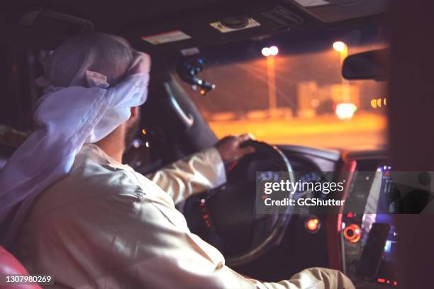 araber fährt seinen luxus-suv auf der autobahn - arab driving stock-fotos und bilder