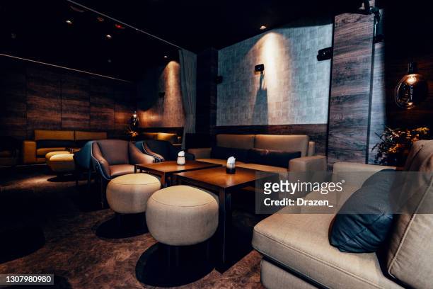 moderno bar nocturno vacío, tiro gran angular de café durante el encierro del coronavirus - recessed lighting fotografías e imágenes de stock