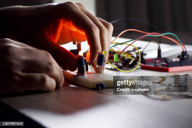 an engineer working on open-source hardware and software project, breadboard, electronic module - resistencia electrica imagens e fotografias de stock