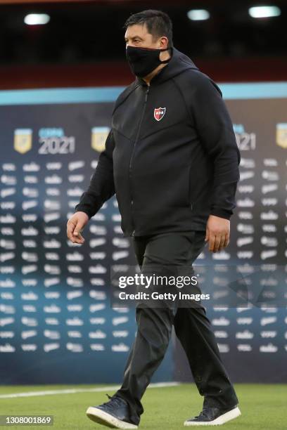 German Burgos coach of Newell's Old Boys walks onto the field before a match between Newell's Old Boys and Unión as part of Copa de la Liga...