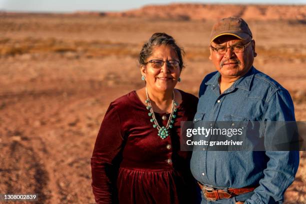 un feliz y sonriente esposo y esposa nativo americano cerca de su casa en monument valley, utah - cultura de indios norteamericanos fotografías e imágenes de stock