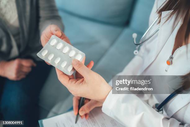 medicina da prescrizione - farmaco antivirale foto e immagini stock