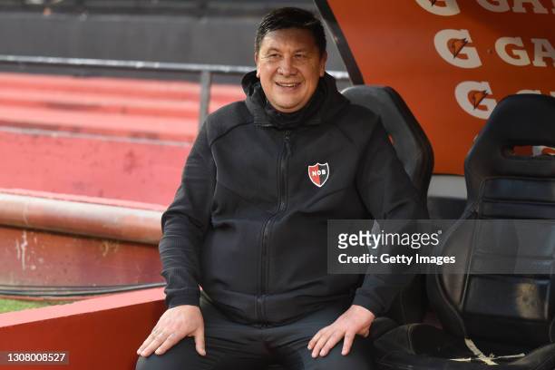 German Burgos coach of Newell's Old Boys looks on during a match between Newell's Old Boys and Unión as part of Copa de la Liga Profesional 2021 at...