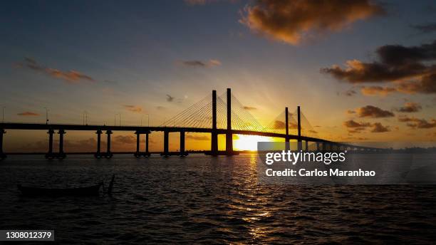 nascer do sol por detrás de uma ponte - aracaju stock pictures, royalty-free photos & images