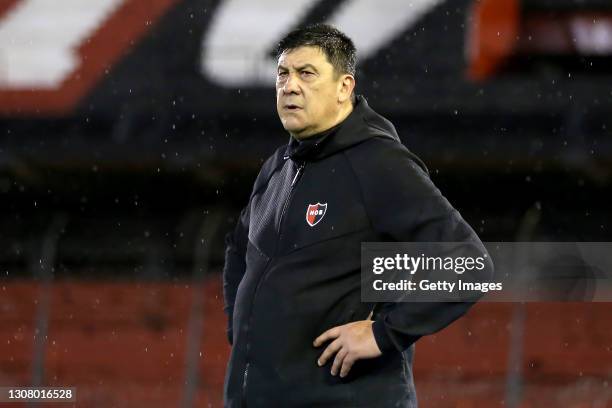 German Burgos coach of Newell's Old Boys gestures during a match between Newell's Old Boys and Unión as part of Copa de la Liga Profesional 2021 at...