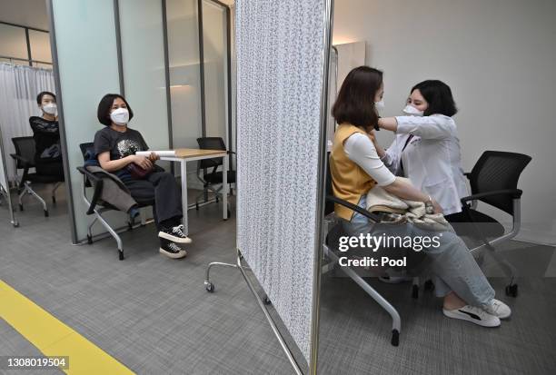 Medical worker receives the second dose of the Pfizer-BioNTech Covid-19 coronavirus vaccine at a vaccination centre on March 20, 2021 in Seoul, South...