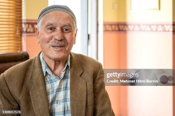 senior mann posiert - türkei stock-fotos und bilder