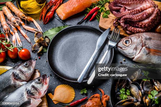 verse vis en zeevruchtenachtergrond met exemplaarruimte - frozen fish fillets stockfoto's en -beelden