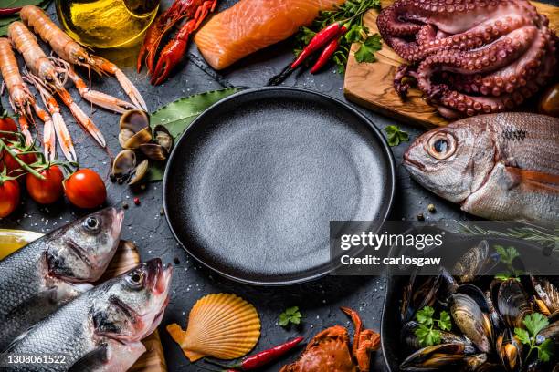 verse vis en zeevruchtenachtergrond - frozen fish fillets stockfoto's en -beelden