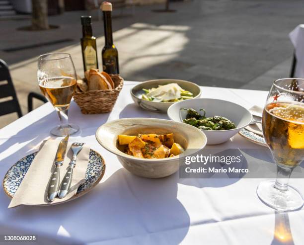 beer and bread on a terrace - aperitivo plato de comida fotografías e imágenes de stock