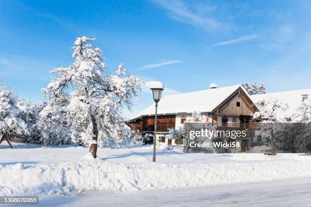 historisches bayerisches bauernhaus im winter - bavarian man in front of house stock-fotos und bilder