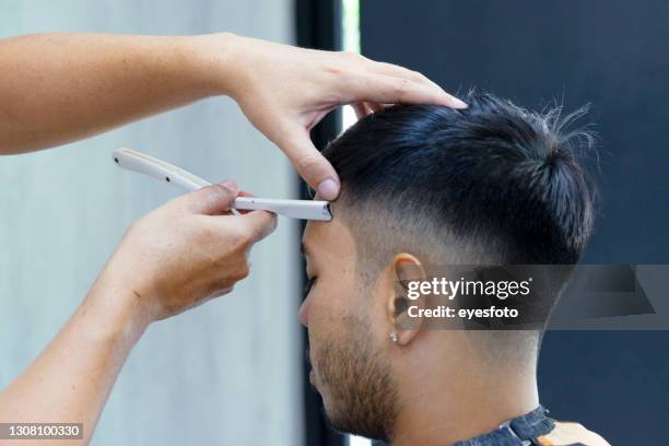 barbershop besitzer und kunde. - verblichen stock-fotos und bilder
